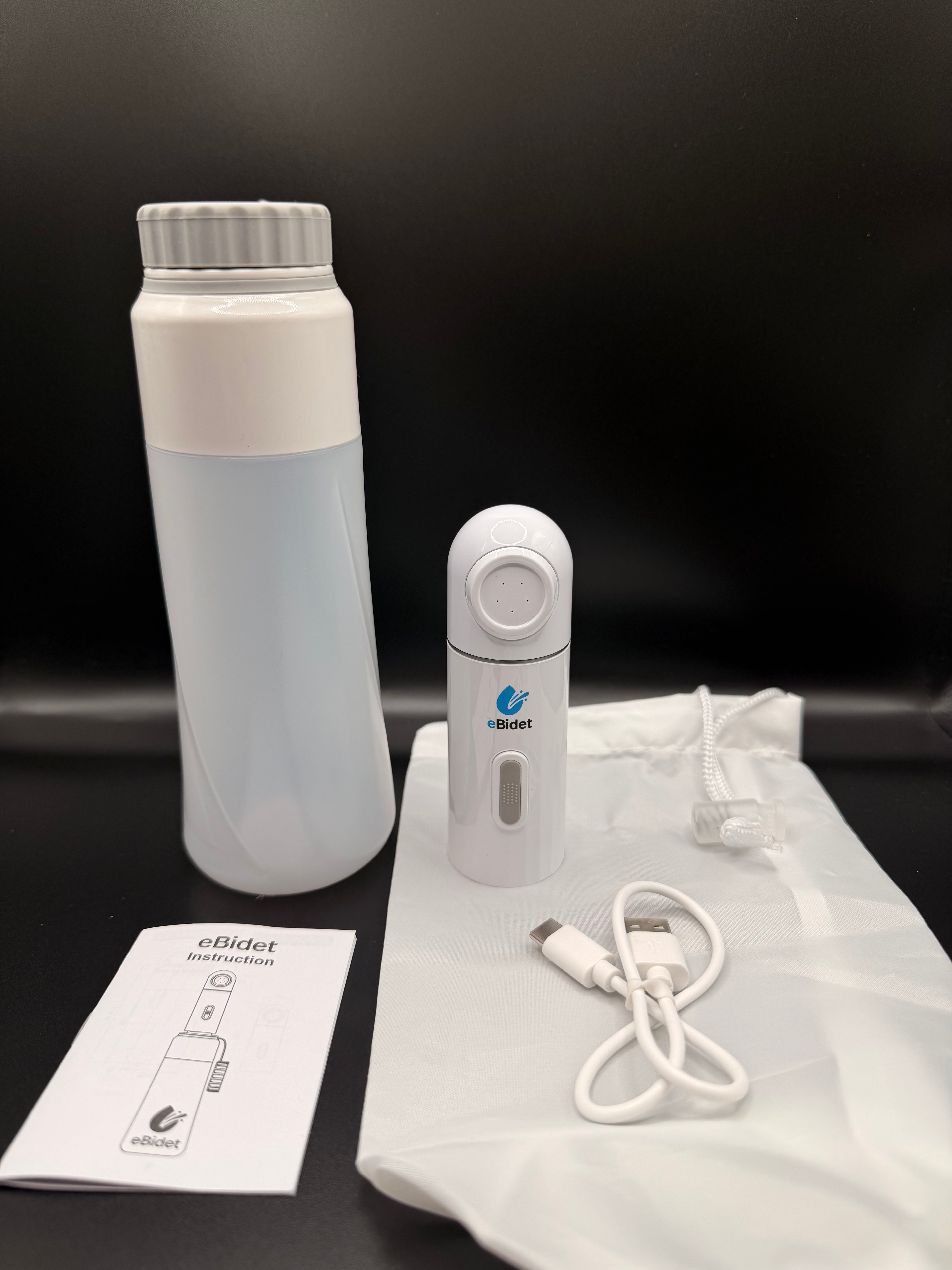 eBidet Lieferumfang mit Ladekabel, Transporttasche und Anleitung